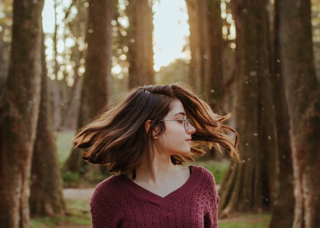 Garota com cabelo solto ao vento